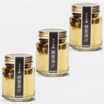 国産天然はちみつ100％ 【すずめ蜂蜂蜜漬け150g×3 】雑味のない天然のはちみつの良さをできるだけ皆様にお届けしたいという思いで故郷の岩手県西和賀町で巣箱つくりから瓶詰めまですべて手作業でおこなっており採蜜方法にもこだわりをもって作りを行ってます｜価格・送料・ポイント還元まとめ